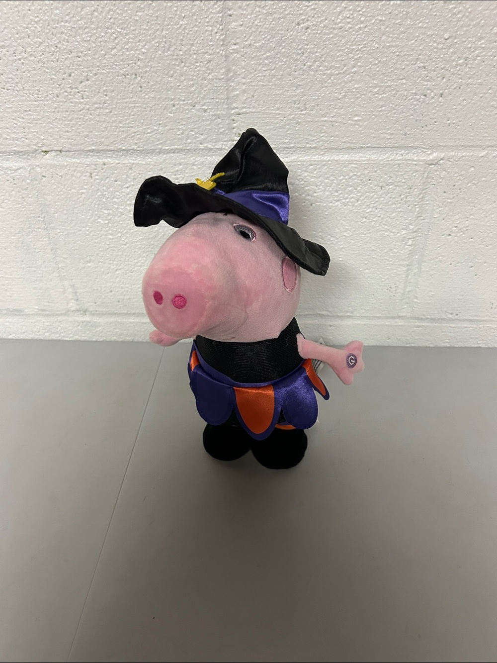 Peppa pig Halloween witch singing shuffling decor